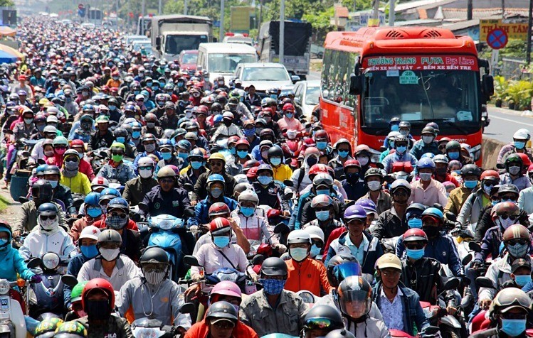 Mật độ dân số cao ở những thành phố lớn như Hà Nội, TP HCM khiến hạ tầng giao thông thường xuyên quá tải.