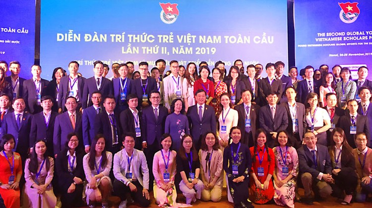 Lãnh đạo Đảng, Nhà nước chụp ảnh cùng các đại biểu trí thức trẻ Việt Nam toàn cầu. Ảnh: Hà Nội Mới
