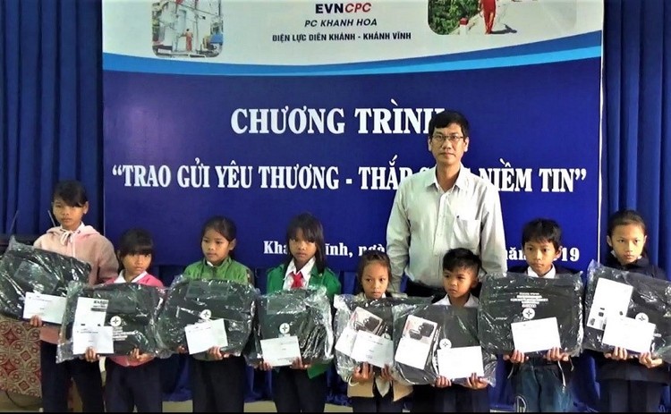 PC Khánh Hòa trao tặng quà trị giá 70 triệu đồng cho các hộ nghèo và học sinh nghèo học giỏi