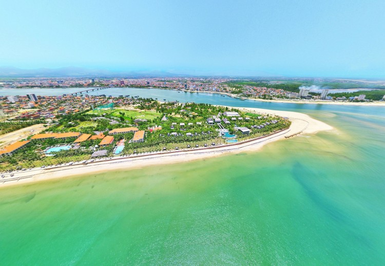 Sun Spa Resort Quảng Bình tọa lạc trên bán đảo Bảo Ninh với ba mặt giáp biển
