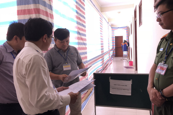 Đoàn kiểm tra của Bộ GD-ĐT kiểm tra biên bản bóc tem niêm phong bài thi và quy trình làm phách tại Hòa Bình