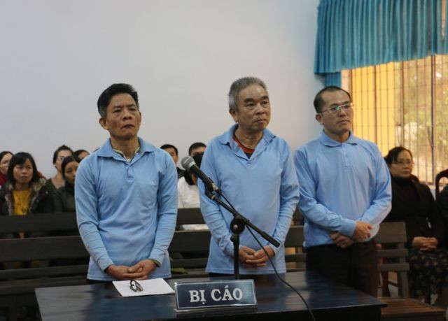 Bị cáo Vũ Việt Hùng (ngoài cùng bên trái) lĩnh thêm 7 năm tù giam