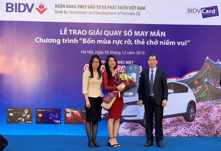 Khách hàng Nguyễn Ngọc Lan nhận giải đặc biệt - 01 ô tô MAZDA CX5 2.0 trị giá 900 triệu đồng