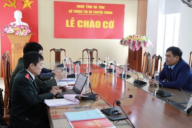 Cơ quan chức năng làm việc với ông Lê Văn Phan (bên phải)