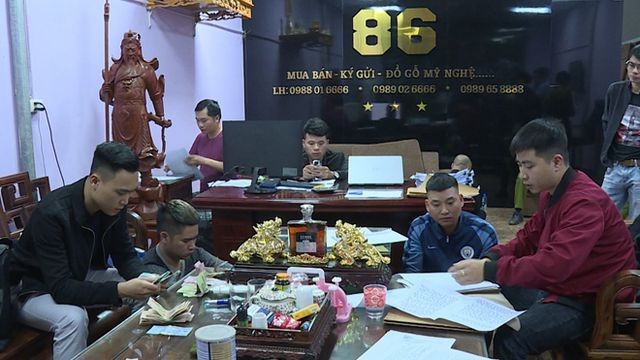 Lực lượng công an tiến hành bắt quả tang các đối tượng tại quán cầm đồ 86 của Nguyễn Như Trường.