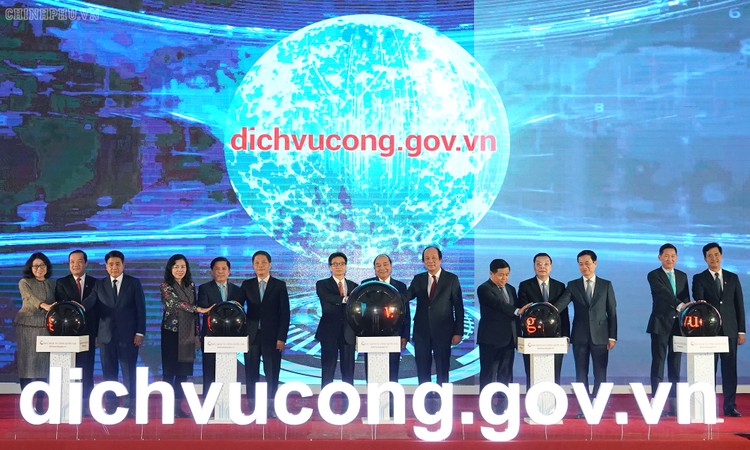 Thủ tướng Nguyễn Xuân Phúc và các đại biểu thực hiện nghi thức khai trương Cổng DVCQG. Ảnh: VGP