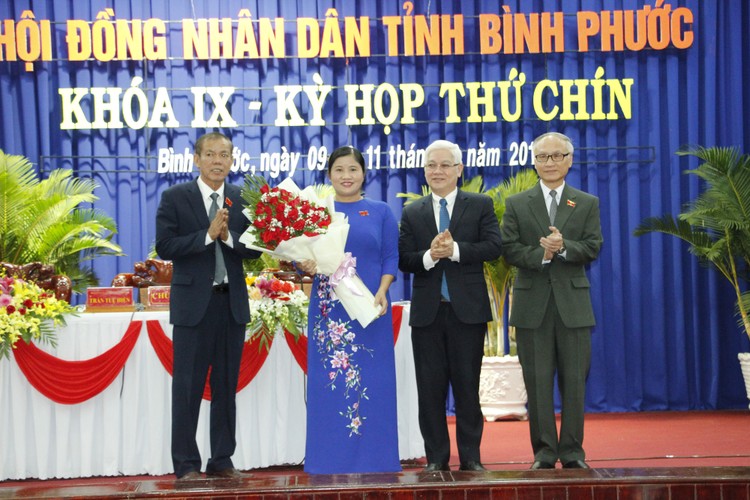 Lãnh đạo tỉnh Bình Phước chúc mừng đồng chí Trần Tuệ Hiền