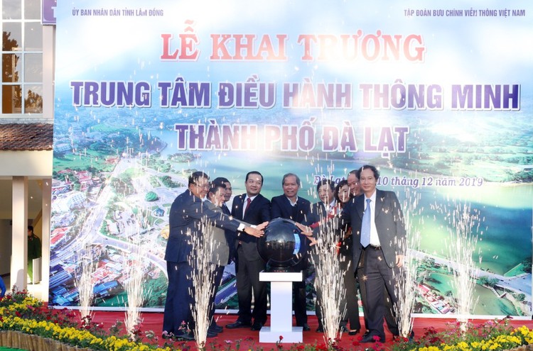 Các lãnh đạo tỉnh Lâm Đông và Tập đoàn VNPT khai trương Trung tâm điều hành thông minh thành phố Đà Lạt
