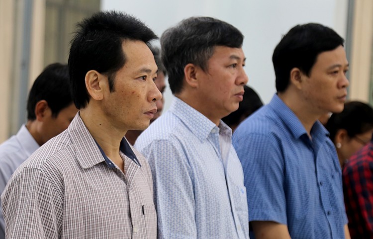 Đỗ Hồng Hải (trái) cùng các bị cáo tại tòa.