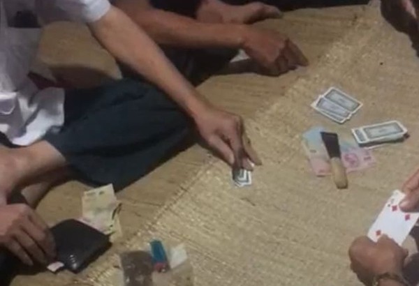 Nhóm cán bộ xã Hợp Thành chơi bài dưới hình thức đánh liêng ăn tiền. Ảnh cắt từ clip.