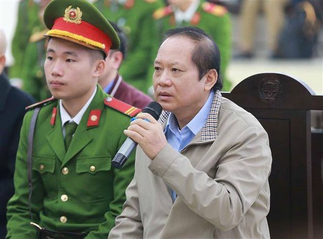 Ông Trương Minh Tuấn được phép ngồi trả lời thẩm vấn do vấn đề sức khỏe.