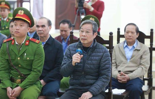Bị cáo Nguyễn Bắc Son được phép ngồi trả lời thẩm vấn.