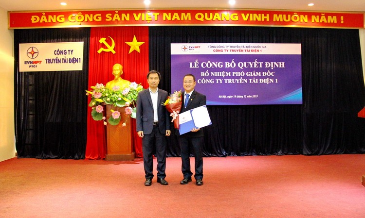 Tổng Giám đốc EVNNPT Nguyễn Tuấn Tùng trao quyết định bổ nhiệm cho ông Phạm Quang Hòa giữ chức vụ Phó Giám đốc PTC1