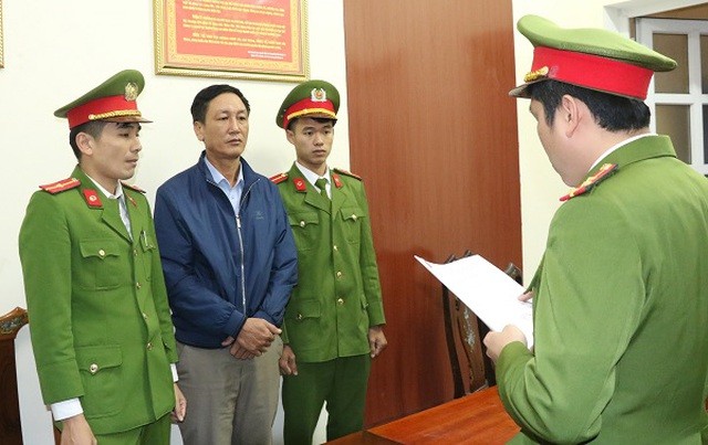 Tống đạt quyết định khởi tố bị can đối với Nguyễn Văn Bửu. Ảnh: Công an Hà Tĩnh