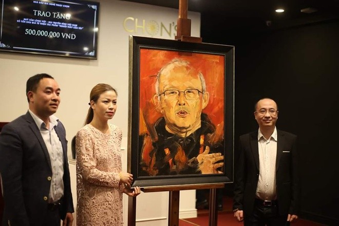 Ông Nguyễn Phan Huy Khôi (ngoài cùng bên phải) - chủ sở hữu mới của tranh. Ảnh: Chọn Auction