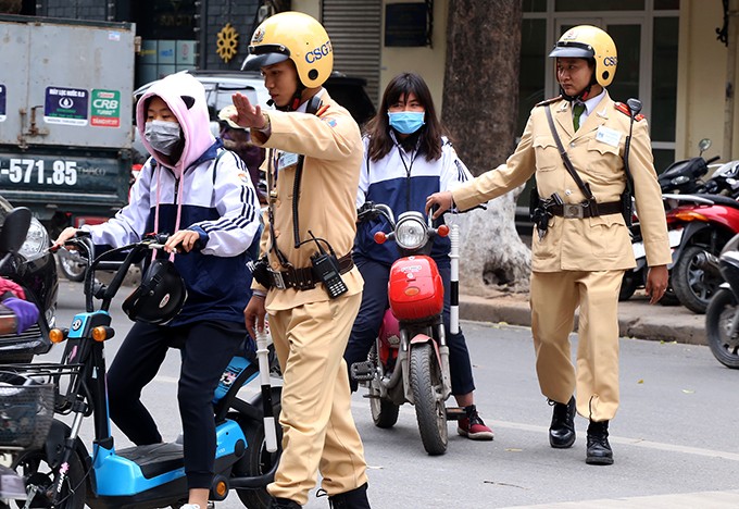 Cảnh sát giao thông Hà Nội trong một lần xử phạt người đi xe đạp điện vi phạm giao thông