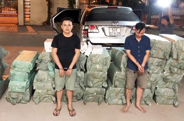 Hai đối tượng bị bắt giữ cùng hơn 15.000 gói thuốc lá ngoại nhập lậu.