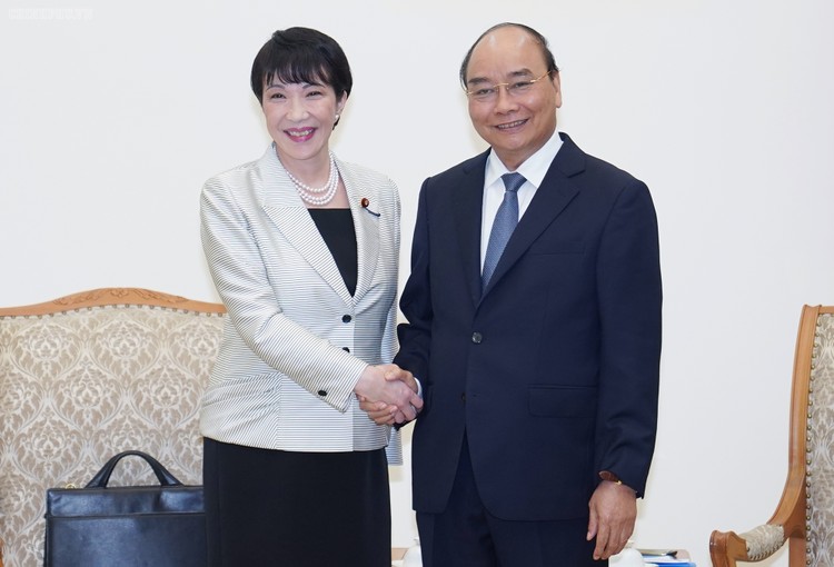 Thủ tướng Chính phủ Nguyễn Xuân Phúc tiếp Bộ trưởng Nội vụ, Thông tin và Truyền thông Nhật Bản Takaichi Sanae. Ảnh: VGP