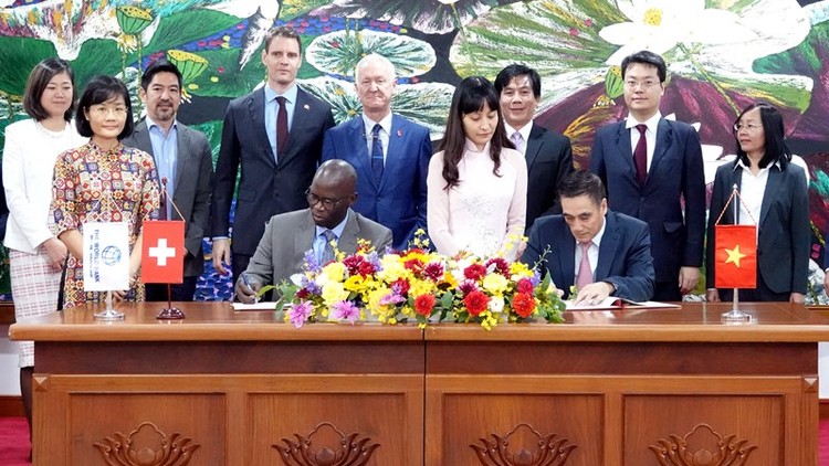 Thứ trưởng Bộ Tài chính Trần Xuân Hà và ông Ousmane Dione, Giám đốc quốc gia của Ngân hàng Thế giới (WB) tại Việt Nam ký kết Hiệp định viện trợ cho Dự án “Hỗ trợ kỹ thuật cho dự án Phát triển giao thông xanh TP. Hồ Chí Minh”.