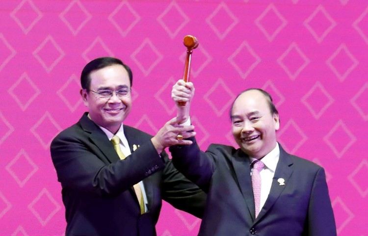 Thủ tướng Nguyễn Xuân Phúc chính thức tiếp nhận chiếc búa tượng trưng cho chức Chủ tịch ASEAN từ Thủ tướng Thái Lan. Ảnh: VGP