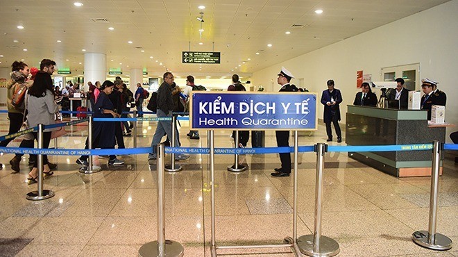 Khách nhập cảnh Việt Nam qua chốt kiểm dịch y tế ở sân bay Nội Bài