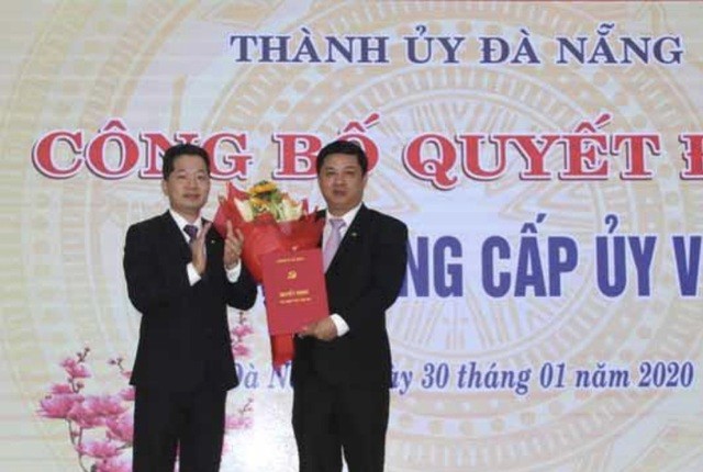 Phó Bí thư Thành uỷ Nguyễn Văn Quảng (bên trái) trao quyết định bổ nhiệm ông Lương Nguyễn Minh Triết giữ chức Bí thư Quận uỷ Hải Châu