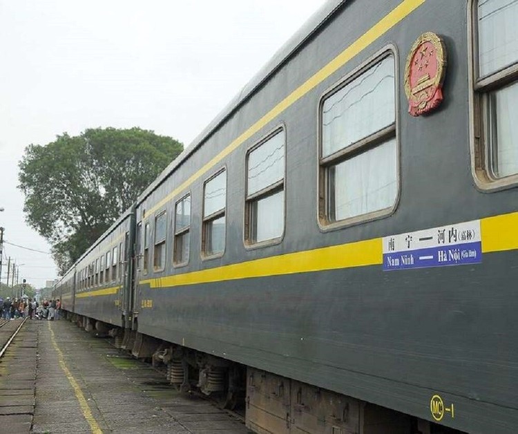 Tàu khách liên vận Việt Nam-Trung Quốc hoạt động theo nghị định thư đường sắt giữa 2 nước. 