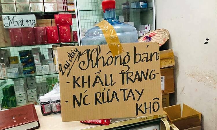 Một loạt cửa hàng tại chợ thuốc Hapulico (Thanh Xuân, Hà Nội) thông báo "không bán khẩu trang". 