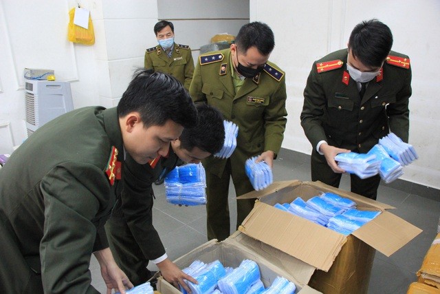 Lực lượng chức năng tiến hành kiểm tra, thu giữ lô hàng khẩu trang y tế có biểu hiện tích trữ, "găm hàng" tại số 96 Nguyễn Huy Tưởng, quận Thanh Xuân