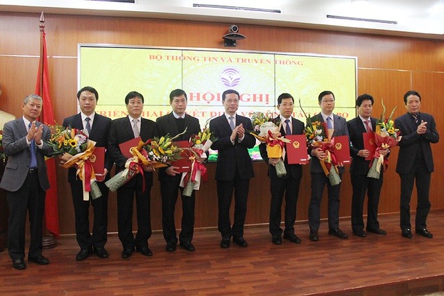 Bộ trưởng Nguyễn Mạnh Hùng và các Thứ trưởng Bộ TT&TT trao quyết định và tặng hoa chúc mừng các cán bộ được bổ nhiệm