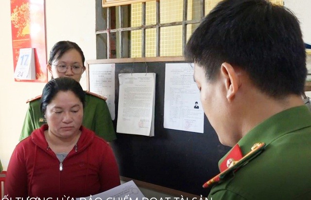 Đối tượng Trần Thị Thúy Oanh nghe lệnh khởi tố bị can và lệnh bắt tạm giam của cơ quan CSĐT công an tỉnh Bến Tre