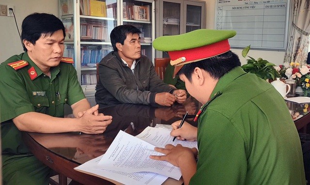 Cơ quan CSĐT tỉnh Phú Yên đọc quyết định khởi tố bị can, lệnh bắt tạm giam đối với bị can Tiên