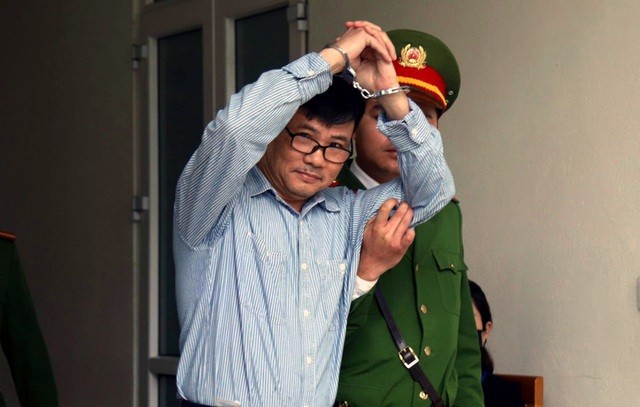 Cựu nhà báo Trương Duy Nhất được dẫn giải đến phiên xử sáng 28/2.
