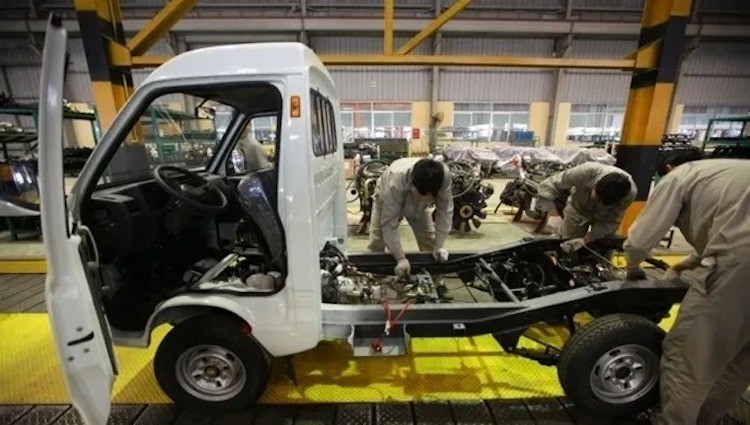 Công nhân lắp đặt xe tải tại một nhà máy ở Hưng Yên. Ảnh: TM.