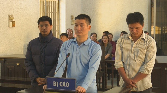 Bị cáo Lâm (đứng giữa) tại phiên tòa