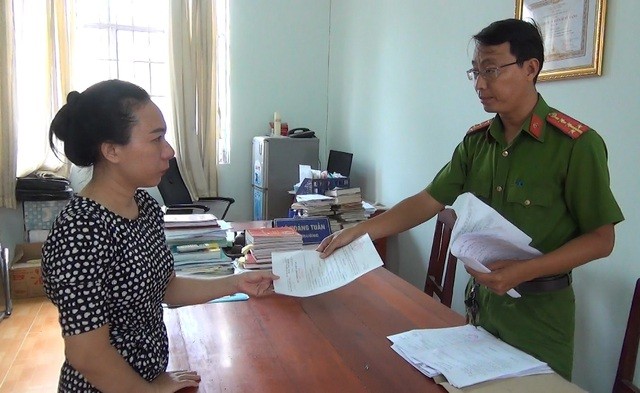Đối tượng Trần Thị Oanh nhận quyết định khởi tố bị can của cơ quan cảnh sát điều tra