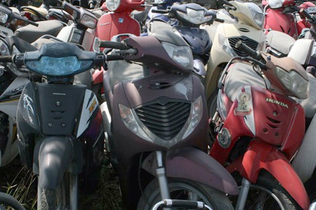 Hàng nghìn xe máy nằm phơi mưa nắng ở các bãi trông giữ xe vi phạm ở Hà Nội, chưa có người đến nhận.