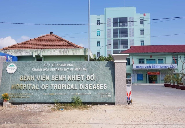Một bác sĩ khám cho cô gái Hà Nội đã đến Bệnh viện nhiệt đới tỉnh Khánh Hòa để cách ly theo dõi
