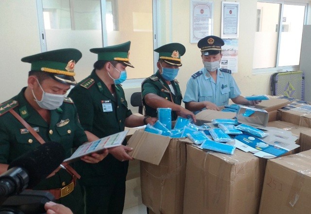 Cán bộ Biên phòng và Hải quan kiểm đếm số khẩu trang mà Nguyễn Minh Đang vận chuyển qua cửa khẩu Tịnh BIên