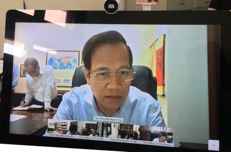 Bộ trưởng Đào Ngọc Dung họp trực tuyến cùng các Thứ trưởng và lãnh đạo đơn vị.