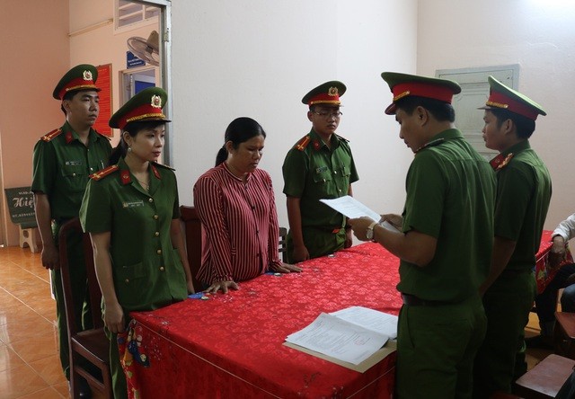 Cơ quan công an đọc lệnh bắt đối với Bùi Thị Kim Dung