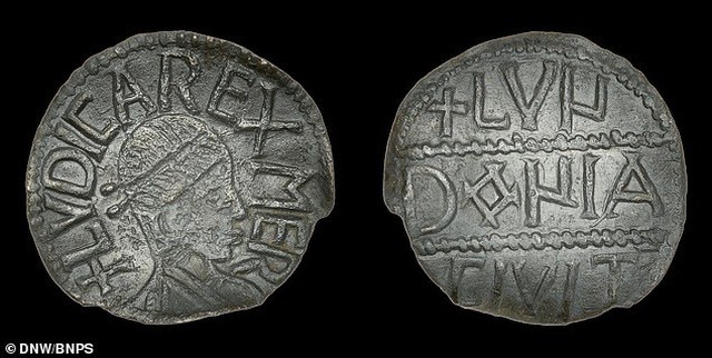 Đồng xu được Andy Hall phát hiện khi đang dò kim loại tại một cánh đồng bùn ở Wiltshire, Anh để tìm những kho báu bị chôn vùi.