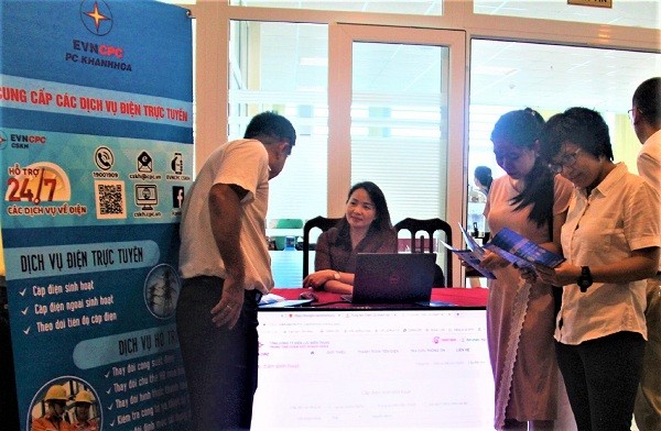 Quầy giới thiệu cung cấp dịch vụ điện trực tuyến của PC Khánh Hòa