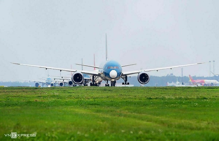 Máy bay của các hãng xếp hàng chờ cất cánh tại sân bay Nội Bài.