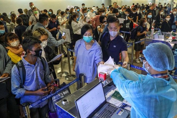 Nhiều hành khách đến sân bay Tân Sơn Nhất đã đeo khẩu trang.