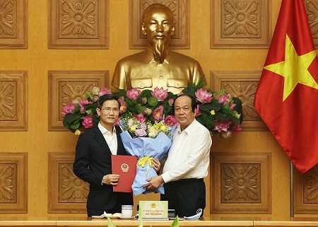 Bộ trưởng, Chủ nhiệm Văn phòng Chính phủ Mai Tiến Dũng trao quyết định của Thủ tướng Chính phủ và chúc mừng tân Phó Chủ nhiệm Văn phòng Chính phủ Cao Huy.