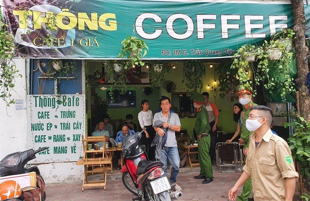 Lực lượng công an vận động các quán cà phê đóng cửa.