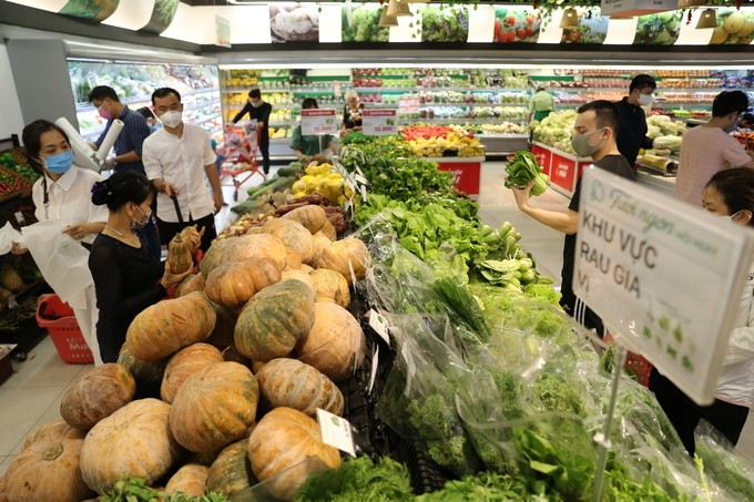 Một cửa hàng rau quả, thực phẩm được mở cửa kinh doanh trong mùa dịch. 
