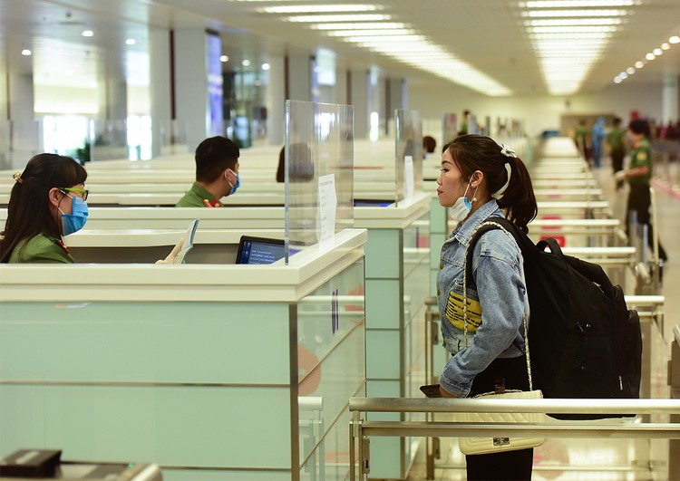 Hành khách Việt Nam nhập cảnh tại sân bay Nội Bài.