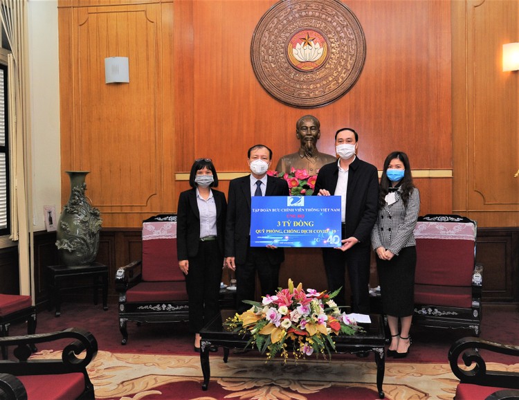 Thông qua Ủy ban Trung ương Mặt trận Tổ quốc Việt Nam, đại diện lãnh đạo Tập đoàn VNPT trao tượng trưng số tiền ủng hộ công tác phòng, chống dịch Covid-19